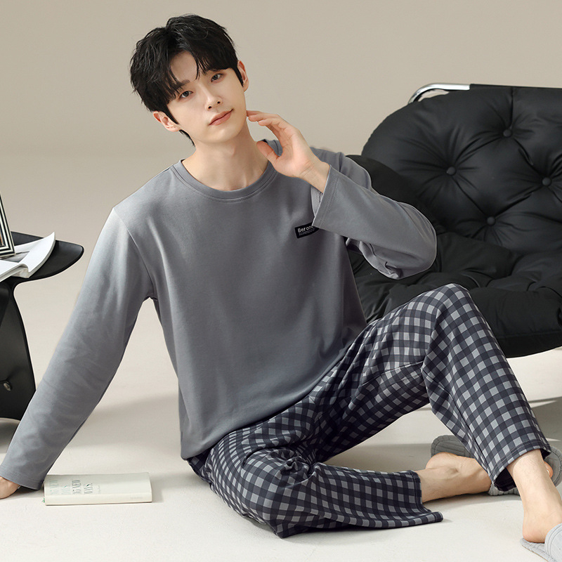 Elastīga kokvilnas pidžāmu komplekts ar apaļu kaklu, garām piedurknēm un biksēm