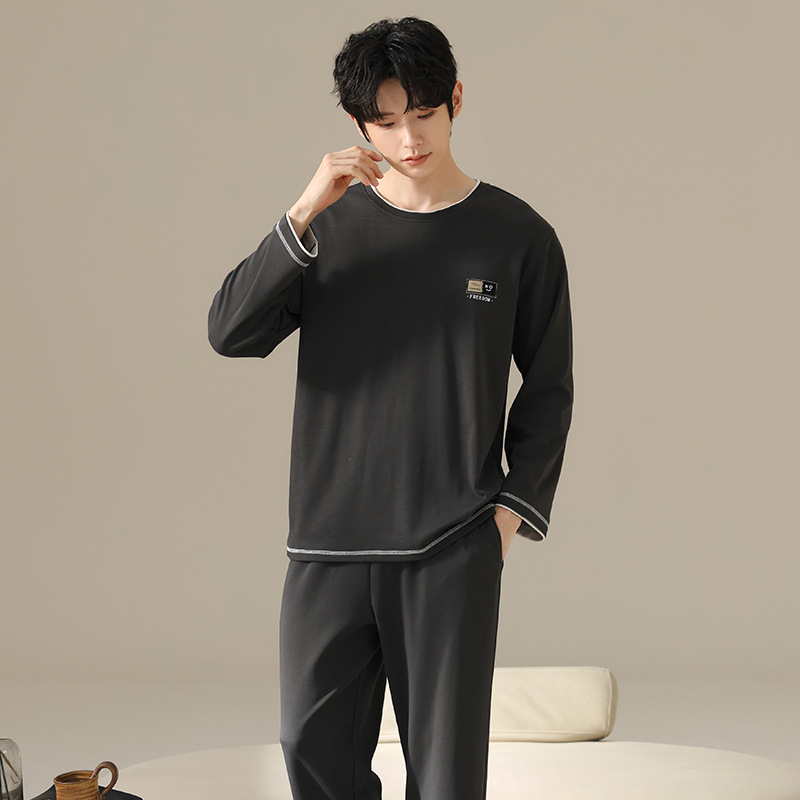 Elastīga kokvilnas pidžāmu komplekts ar apaļu kaklu, garām piedurknēm un biksēm