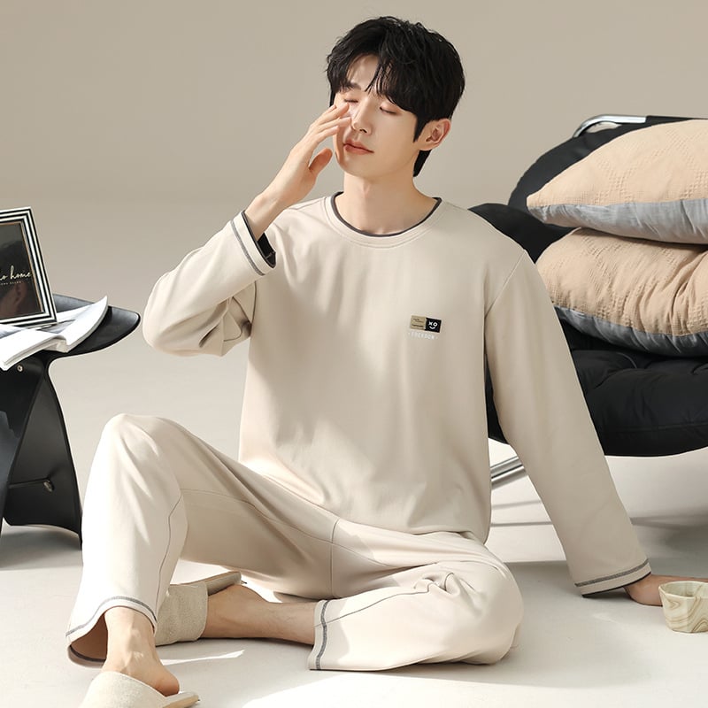 Elastīga kokvilnas pidžāmu komplekts ar apaļu kaklu, garām piedurknēm un biksēm