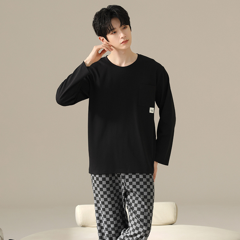 Elastīga kokvilnas pidžāmu komplekts ar apaļu kaklu, garām piedurknēm un biksēm