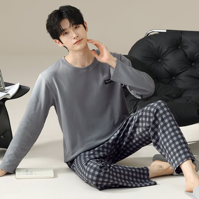 Elastīga kokvilnas pidžāmu komplekts ar apaļu kaklu, garām piedurknēm un biksēm