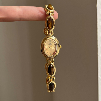 Ženski kvarcni sat s ovalnim brojčanikom, metalna narukvica, kućište od legure, spiralna krunica, srednjovjekovni stil