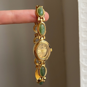 Ženski kvarcni sat s ovalnim brojčanikom, metalna narukvica, kućište od legure, spiralna krunica, srednjovjekovni stil