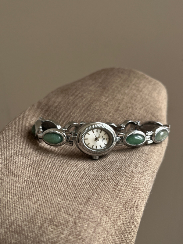 Ženski kvarcni sat s ovalnim brojčanikom, metalna narukvica, kućište od legure, spiralna krunica, srednjovjekovni stil