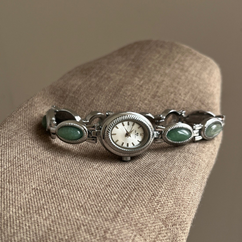 Ženski kvarcni sat s ovalnim brojčanikom, metalna narukvica, kućište od legure, spiralna krunica, srednjovjekovni stil