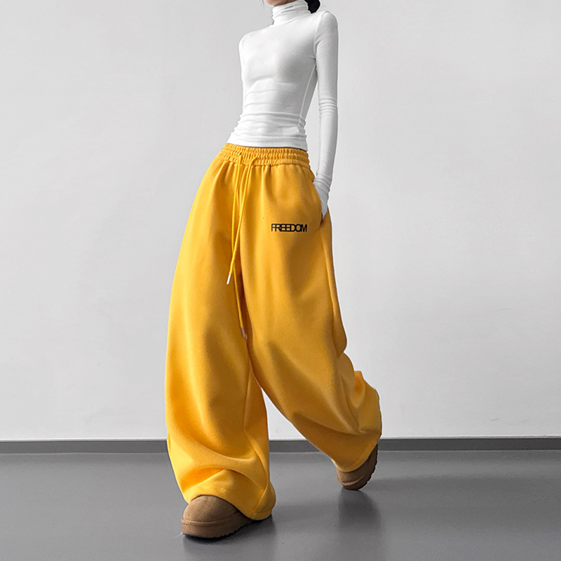 Ženske casual denim hlače — urbani i univerzalni stil; denim materijal, dugački kroj