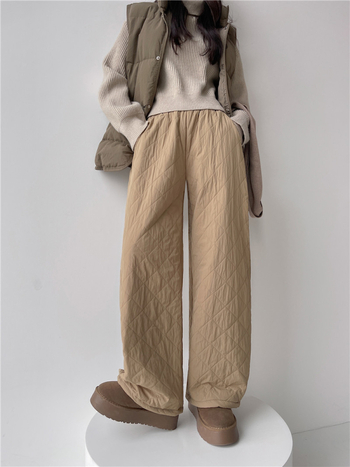 Ženske karijaste prešivene široke hlače, casual stil, s elastikom ustra i vezanje; materijal od pamuk-mešavine, poliester 30–50%