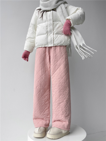 Ženske karijaste prešivene široke hlače, casual stil, s elastikom ustra i vezanje; materijal od pamuk-mešavine, poliester 30–50%