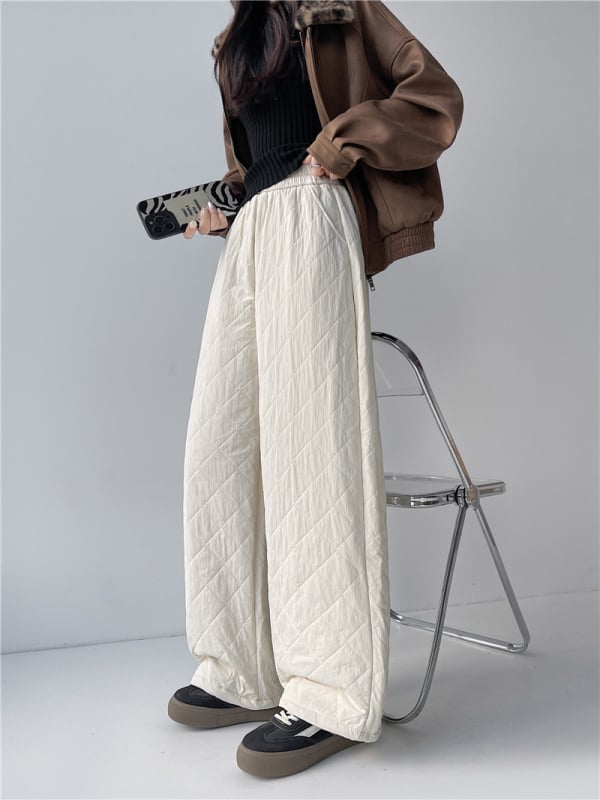 Ženske karijaste prešivene široke hlače, casual stil, s elastikom ustra i vezanje; materijal od pamuk-mešavine, poliester 30–50%