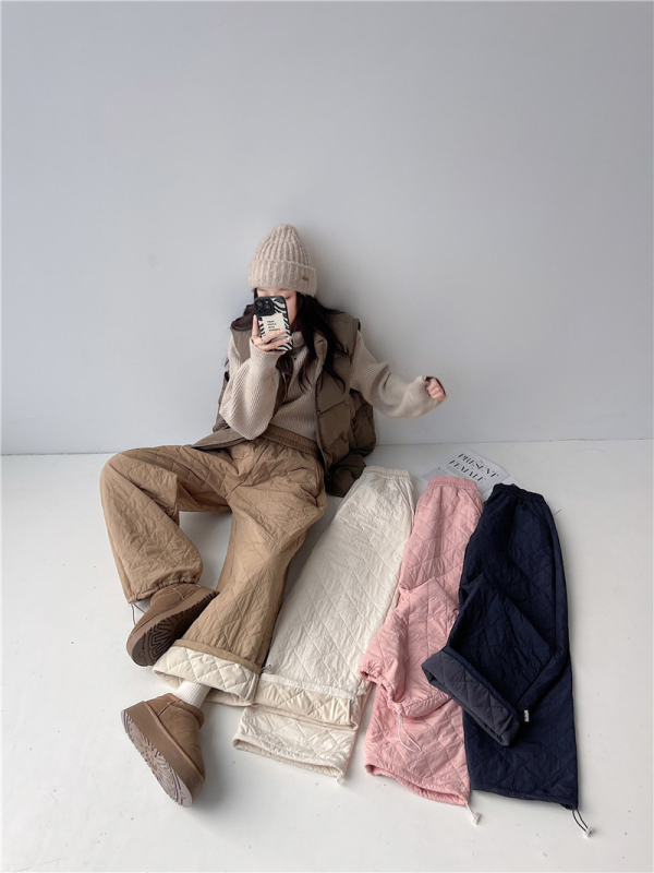 Ženske karijaste prešivene široke hlače, casual stil, s elastikom ustra i vezanje; materijal od pamuk-mešavine, poliester 30–50%