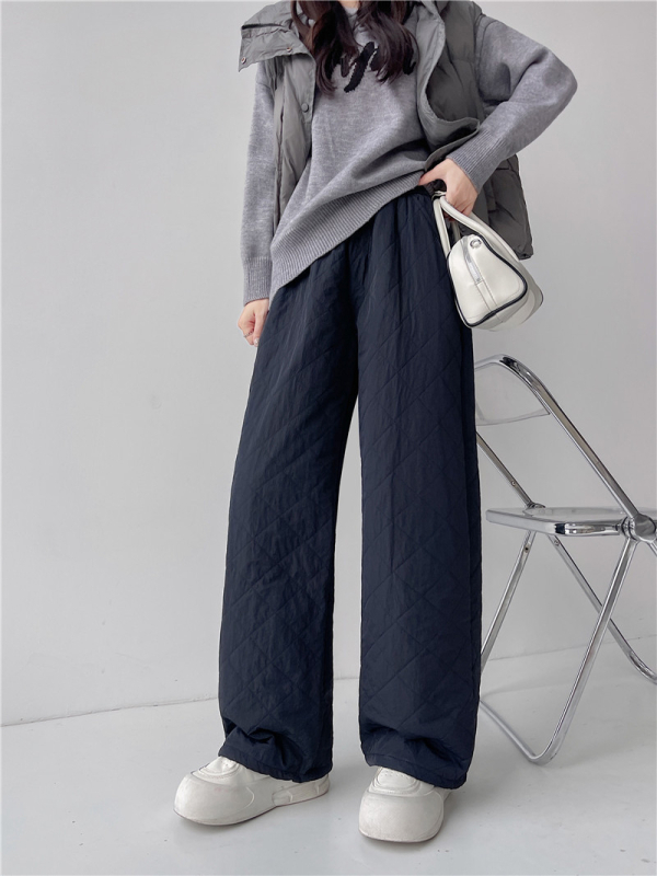 Ženske karijaste prešivene široke hlače, casual stil, s elastikom ustra i vezanje; materijal od pamuk-mešavine, poliester 30–50%