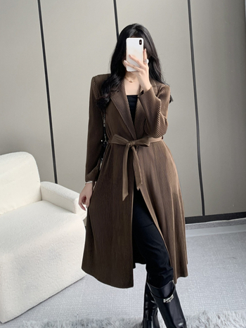 Duga ženska jakna s plisiranom teksturom, slim fit, poliester s elastanom, visoko temperaturno oblikovanje