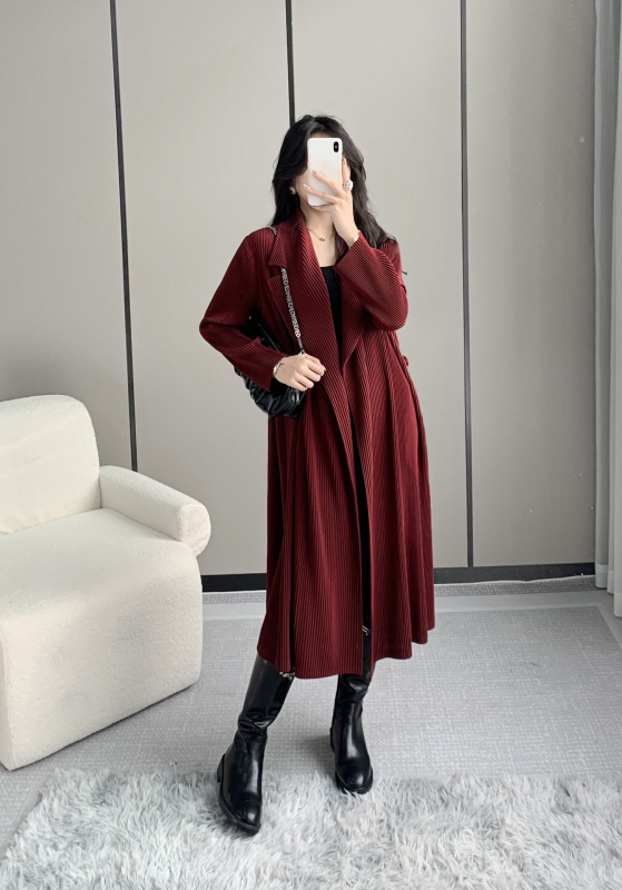 Duga ženska jakna s plisiranom teksturom, slim fit, poliester s elastanom, visoko temperaturno oblikovanje