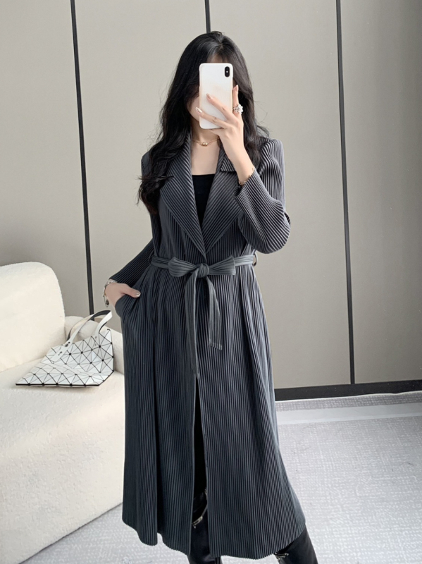 Duga ženska jakna s plisiranom teksturom, slim fit, poliester s elastanom, visoko temperaturno oblikovanje