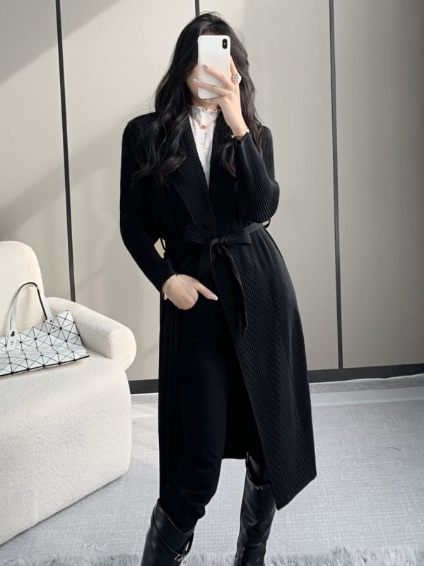 Duga ženska jakna s plisiranom teksturom, slim fit, poliester s elastanom, visoko temperaturno oblikovanje