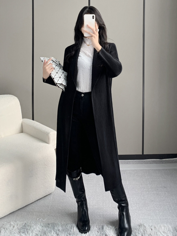 Duga ženska jakna s plisiranom teksturom, slim fit, poliester s elastanom, visoko temperaturno oblikovanje