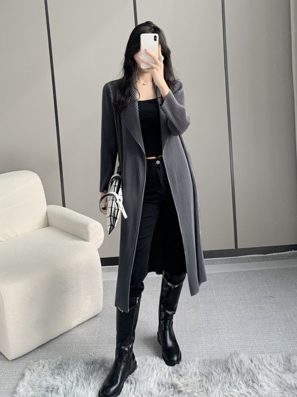 Duga ženska jakna s plisiranom teksturom, slim fit, poliester s elastanom, visoko temperaturno oblikovanje