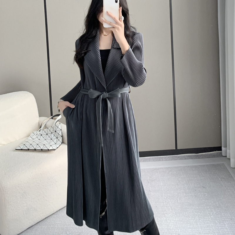 Duga ženska jakna s plisiranom teksturom, slim fit, poliester s elastanom, visoko temperaturno oblikovanje