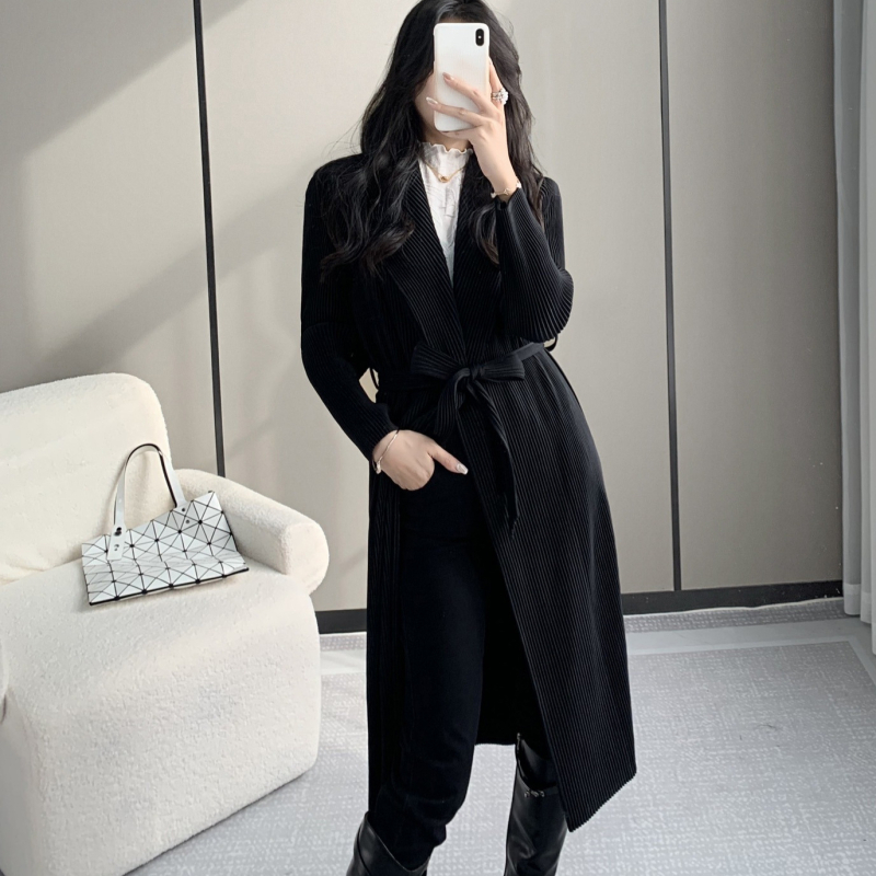 Duga ženska jakna s plisiranom teksturom, slim fit, poliester s elastanom, visoko temperaturno oblikovanje