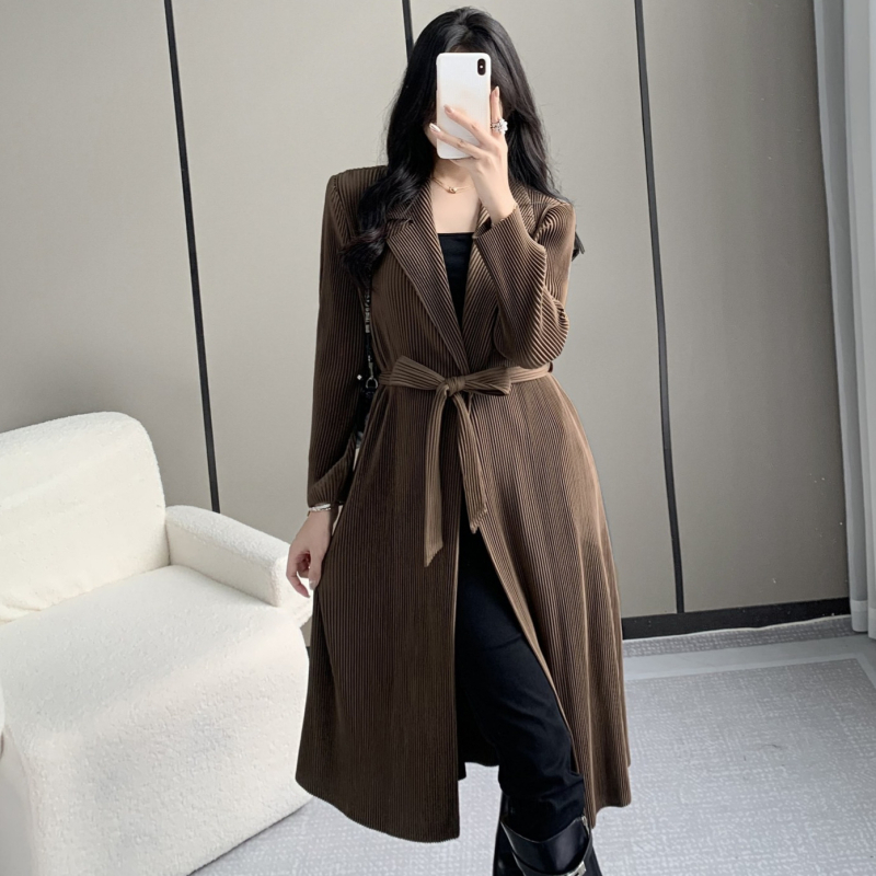 Duga ženska jakna s plisiranom teksturom, slim fit, poliester s elastanom, visoko temperaturno oblikovanje