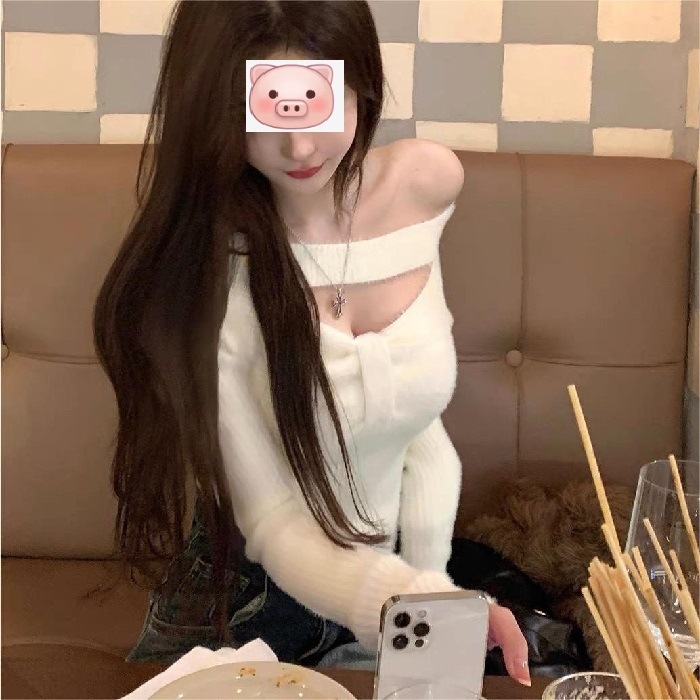 Pulover s otvorenim ramenima, prozračna pliš-pletenina — poliester, jednobojan, srednja gustoća, dugi rukavi, nagnuti ovratnik