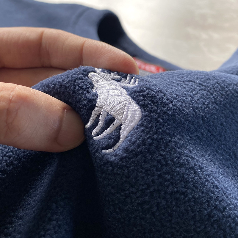 Muški fleece pulover s izvezom jelena, debeo flis, poliester 96%+, okrugli izrez