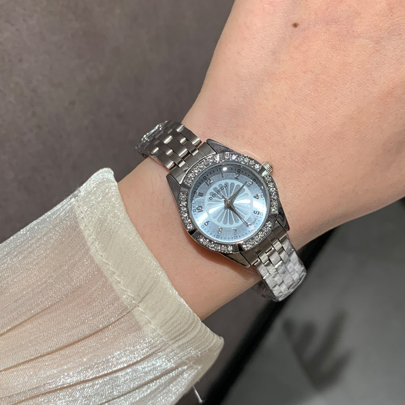 Ženski kvarcni sat s diamantnim ukrasima, kućište i narukvica od legure, debljina 7 mm, analogni prikaz