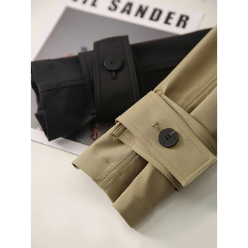 Rövid trench kabát texturált anyaggal és gyűrődésállósággal, ősz 2025-ös kollekcióhoz (poliészter; egyszínű minta; közepes vastagság; dupla záródás; hossz: 50–65 cm)