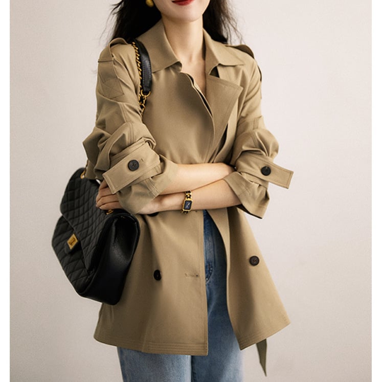 Rövid trench kabát texturált anyaggal és gyűrődésállósággal, ősz 2025-ös kollekcióhoz (poliészter; egyszínű minta; közepes vastagság; dupla záródás; hossz: 50–65 cm)