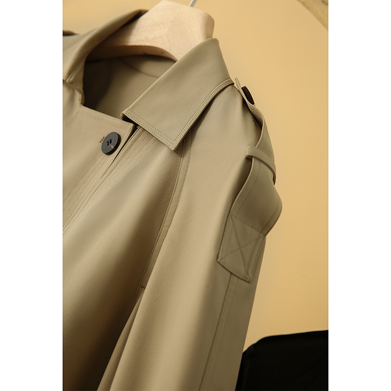 Rövid trench kabát texturált anyaggal és gyűrődésállósággal, ősz 2025-ös kollekcióhoz (poliészter; egyszínű minta; közepes vastagság; dupla záródás; hossz: 50–65 cm)