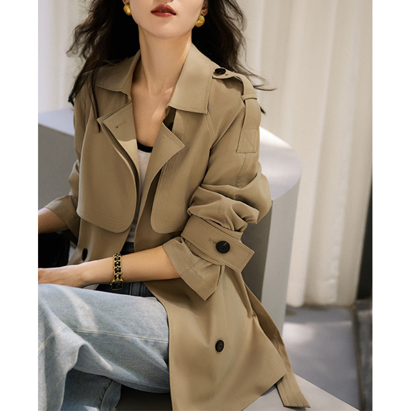 Rövid trench kabát texturált anyaggal és gyűrődésállósággal, ősz 2025-ös kollekcióhoz (poliészter; egyszínű minta; közepes vastagság; dupla záródás; hossz: 50–65 cm)