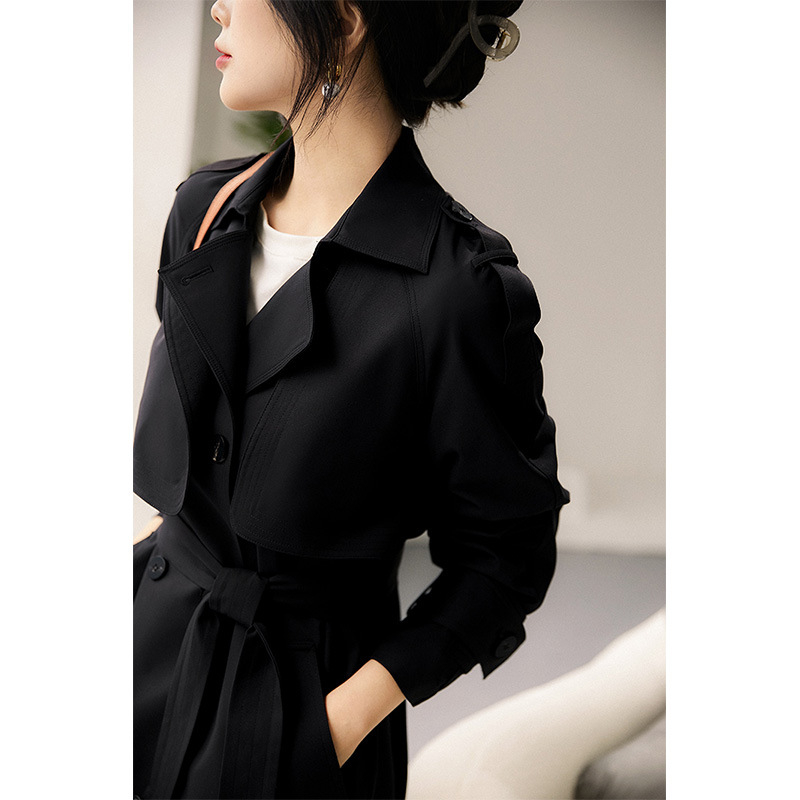 Rövid trench kabát texturált anyaggal és gyűrődésállósággal, ősz 2025-ös kollekcióhoz (poliészter; egyszínű minta; közepes vastagság; dupla záródás; hossz: 50–65 cm)