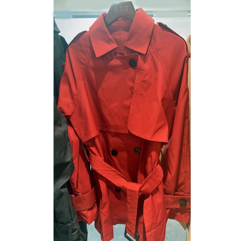 Rövid trench kabát texturált anyaggal és gyűrődésállósággal, ősz 2025-ös kollekcióhoz (poliészter; egyszínű minta; közepes vastagság; dupla záródás; hossz: 50–65 cm)