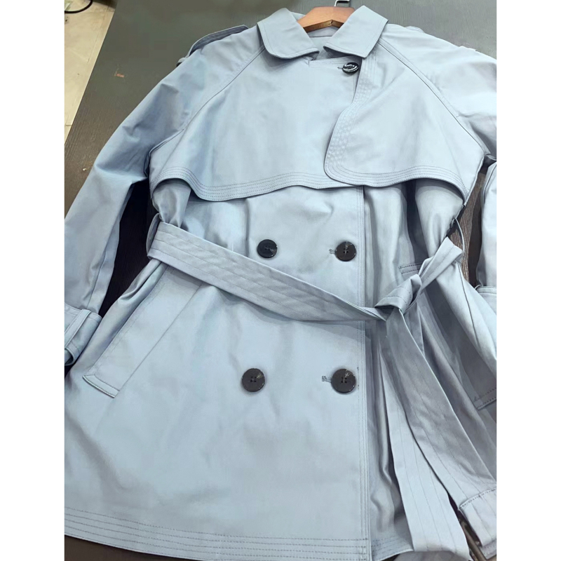 Rövid trench kabát texturált anyaggal és gyűrődésállósággal, ősz 2025-ös kollekcióhoz (poliészter; egyszínű minta; közepes vastagság; dupla záródás; hossz: 50–65 cm)