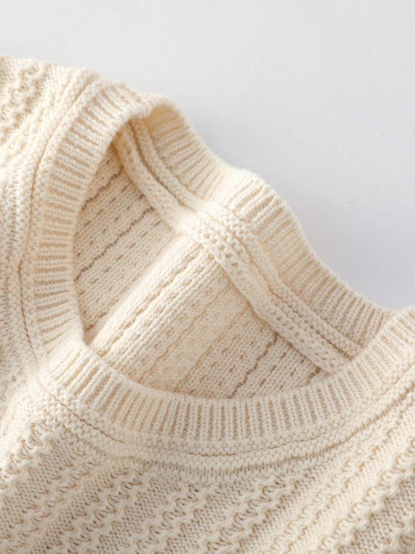 Džemper od teškog žakarda pamuka, okrugli izrez, dugi rukavi, udoban slobodan kroj