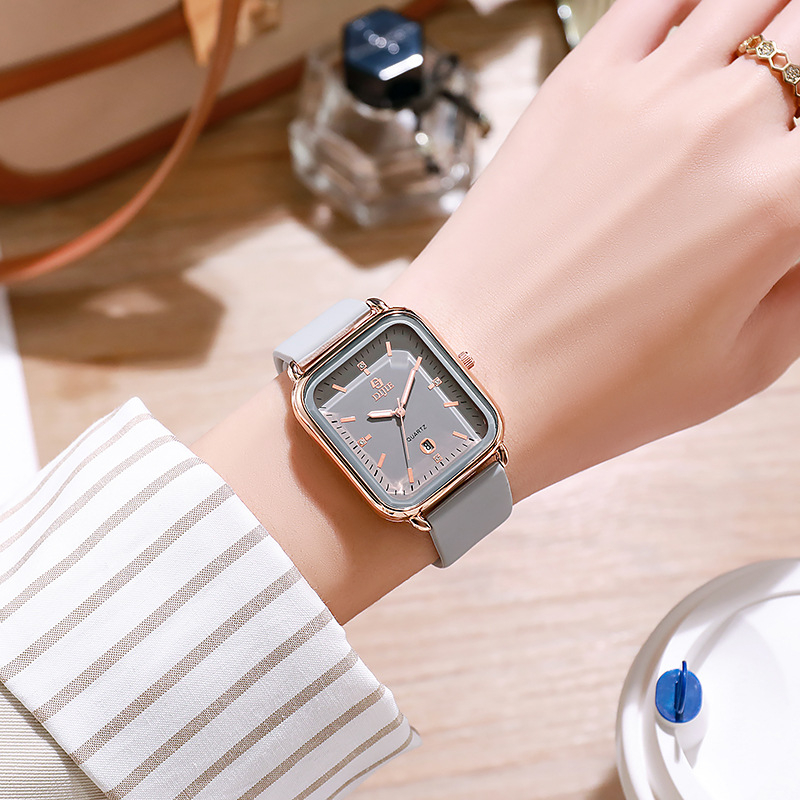 Sat s kalendarom i svijetlećim brojevima, kvarcni mehanizam, pravokutni dizajn, silikonska narukvica, vodootpornost 30 m