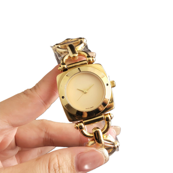 Ženski sat s kvadratnim brojčanikom, kvarcni pogon, svakodnevna vodootpornost, analogni prikaz, metalno kućište, zlatni lančani remen