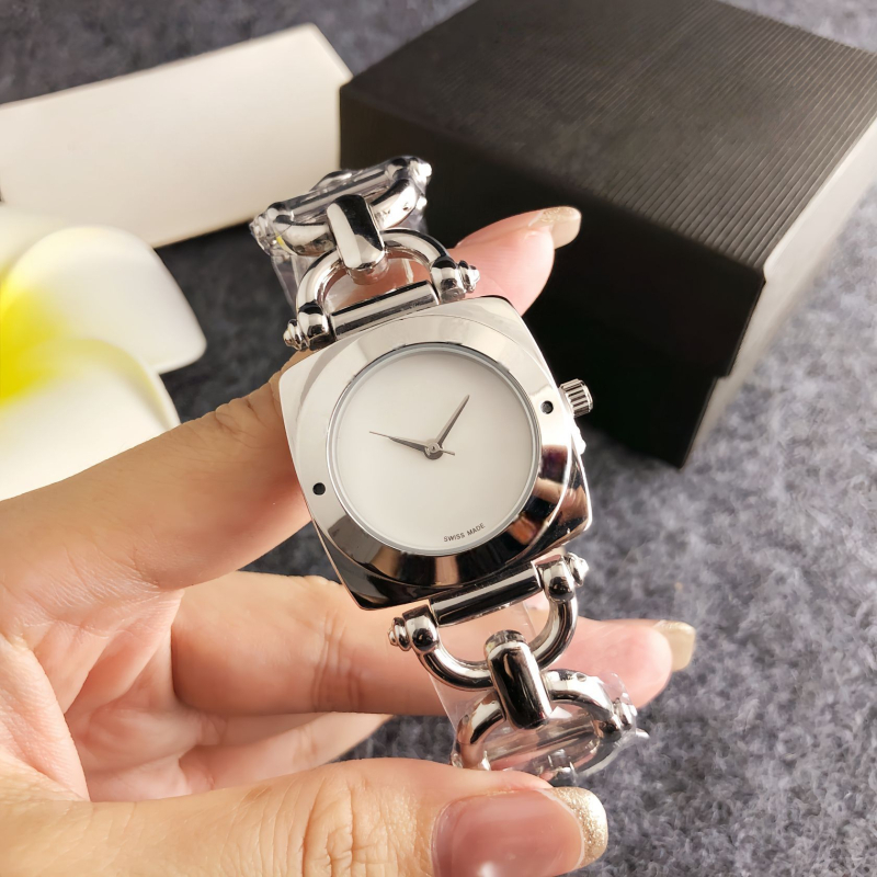 Ženski sat s kvadratnim brojčanikom, kvarcni pogon, svakodnevna vodootpornost, analogni prikaz, metalno kućište, zlatni lančani remen