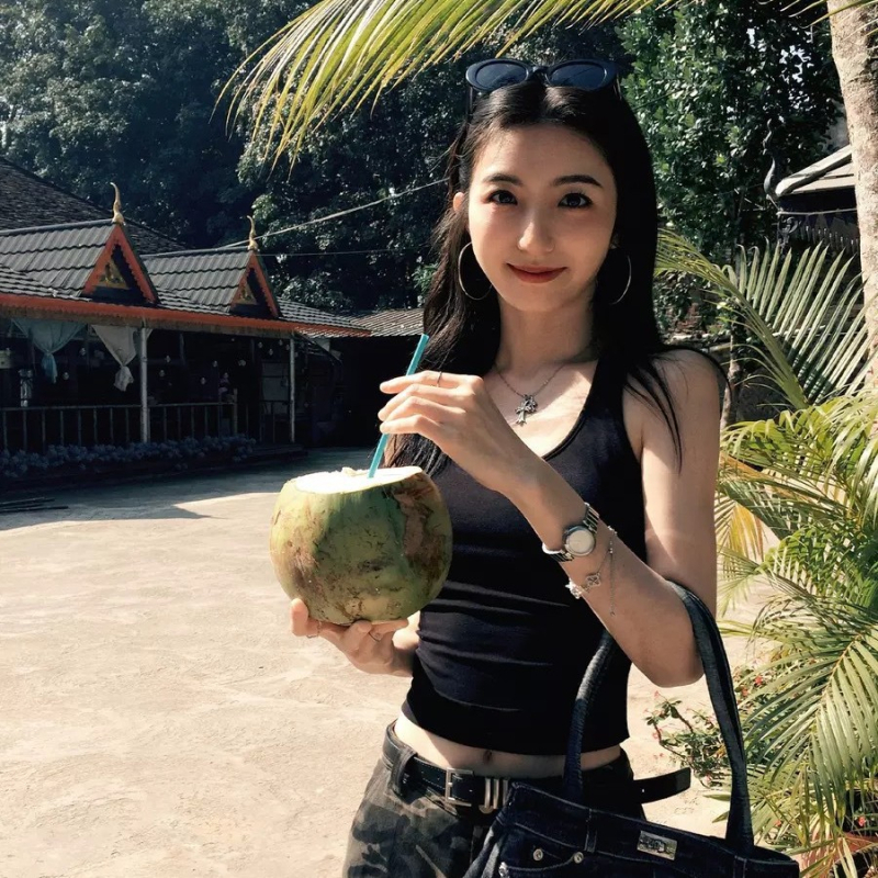 Be rankovių topas su krūties pagalvėlėmis, sling petimis, apvali kaklo iškirptė, tankus medvilninis audinys 251–300 g/m², vasarai