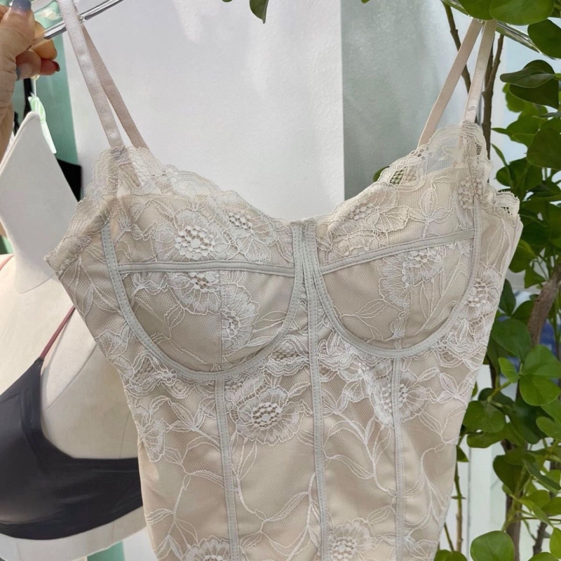 Nėrinių cami-top su įsiūtomis krūties pagalvėlėmis ir juosmens dirželiais, V kaklo iškirptė, nailono audinys