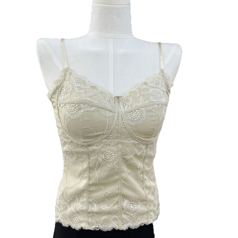 Nėrinių cami-top su įsiūtomis krūties pagalvėlėmis ir juosmens dirželiais, V kaklo iškirptė, nailono audinys