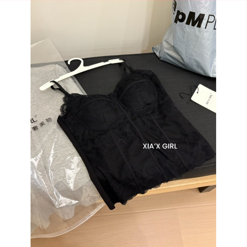 Nėrinių cami-top su įsiūtomis krūties pagalvėlėmis ir juosmens dirželiais, V kaklo iškirptė, nailono audinys