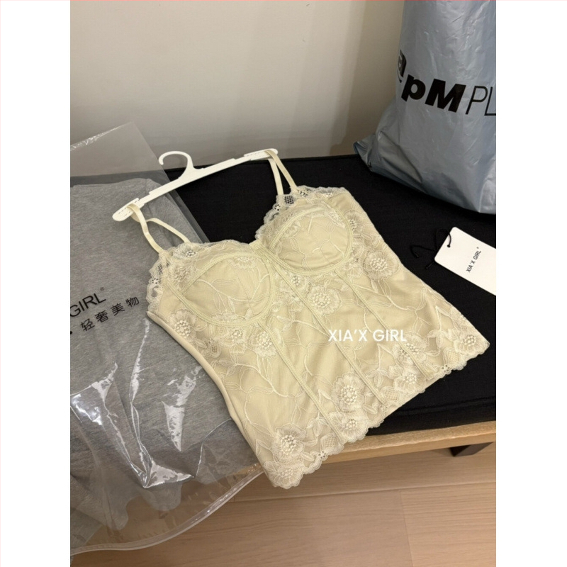 Nėrinių cami-top su įsiūtomis krūties pagalvėlėmis ir juosmens dirželiais, V kaklo iškirptė, nailono audinys