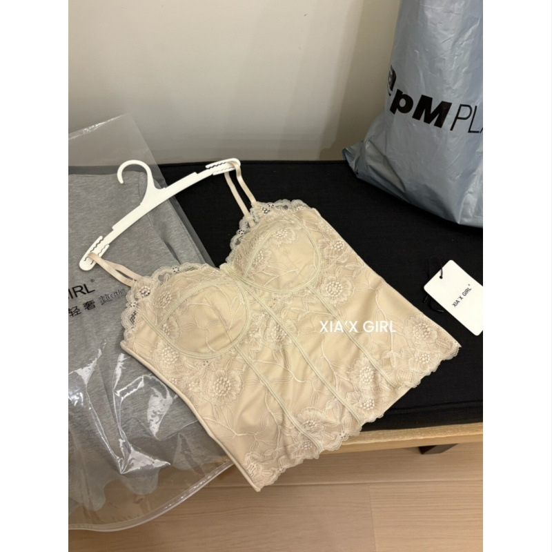 Nėrinių cami-top su įsiūtomis krūties pagalvėlėmis ir juosmens dirželiais, V kaklo iškirptė, nailono audinys