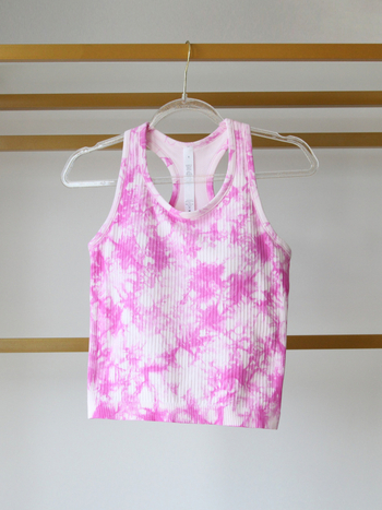 Ženski joga top s ugrađenim čašicama, uski kroj, dužina do bokova, materijal Nylon-Spandex 80/20, brzo upija vlagu, prozračan