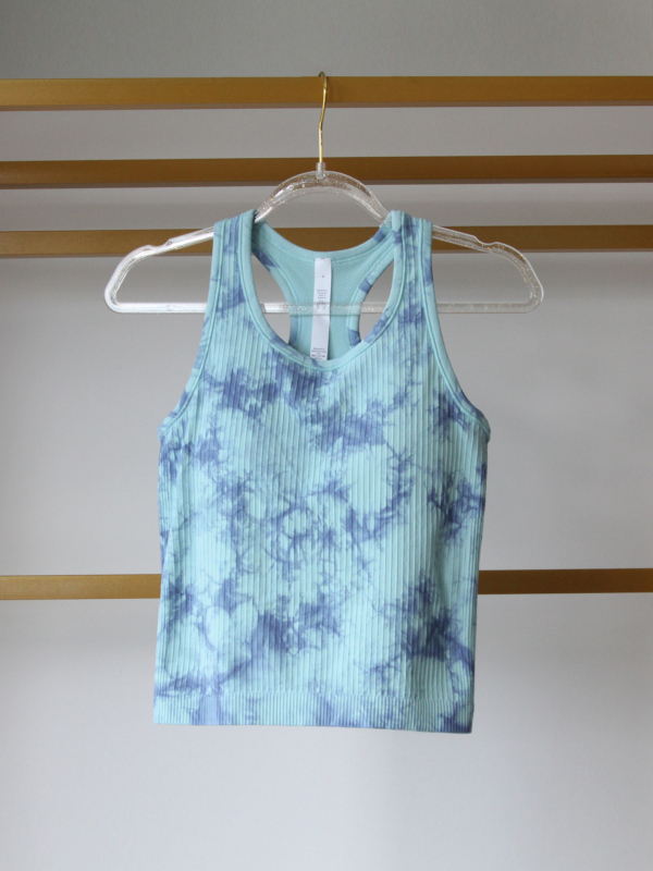 Ženski joga top s ugrađenim čašicama, uski kroj, dužina do bokova, materijal Nylon-Spandex 80/20, brzo upija vlagu, prozračan