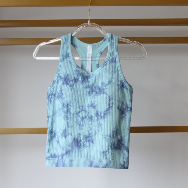 Ženski joga top s ugrađenim čašicama, uski kroj, dužina do bokova, materijal Nylon-Spandex 80/20, brzo upija vlagu, prozračan