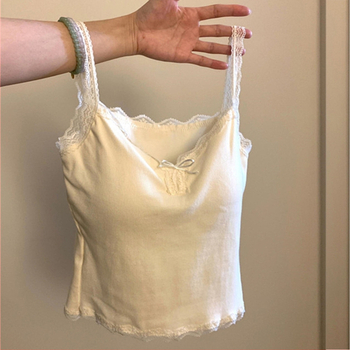 Nėrinių kamizolė su įmontuotomis krūtinės pagalvėlėmis, siaura kirpimo linija, itin trumpas ilgis, medvilnės–viskozės–elastano mišinys, peties dirželiai neatsiejami