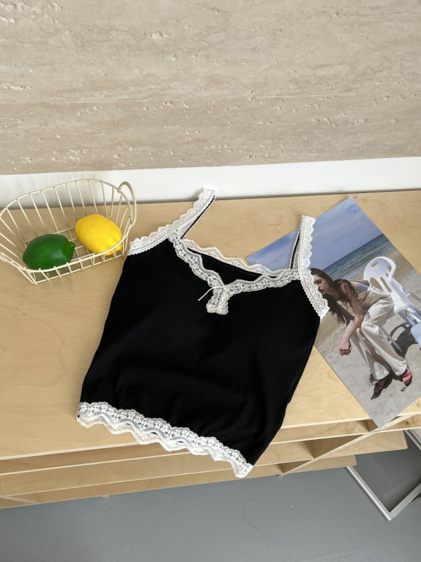 Nėrinių kamizolė su įmontuotomis krūtinės pagalvėlėmis, siaura kirpimo linija, itin trumpas ilgis, medvilnės–viskozės–elastano mišinys, peties dirželiai neatsiejami