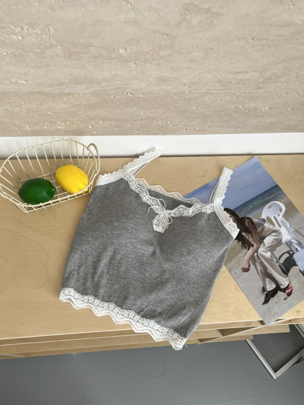 Nėrinių kamizolė su įmontuotomis krūtinės pagalvėlėmis, siaura kirpimo linija, itin trumpas ilgis, medvilnės–viskozės–elastano mišinys, peties dirželiai neatsiejami